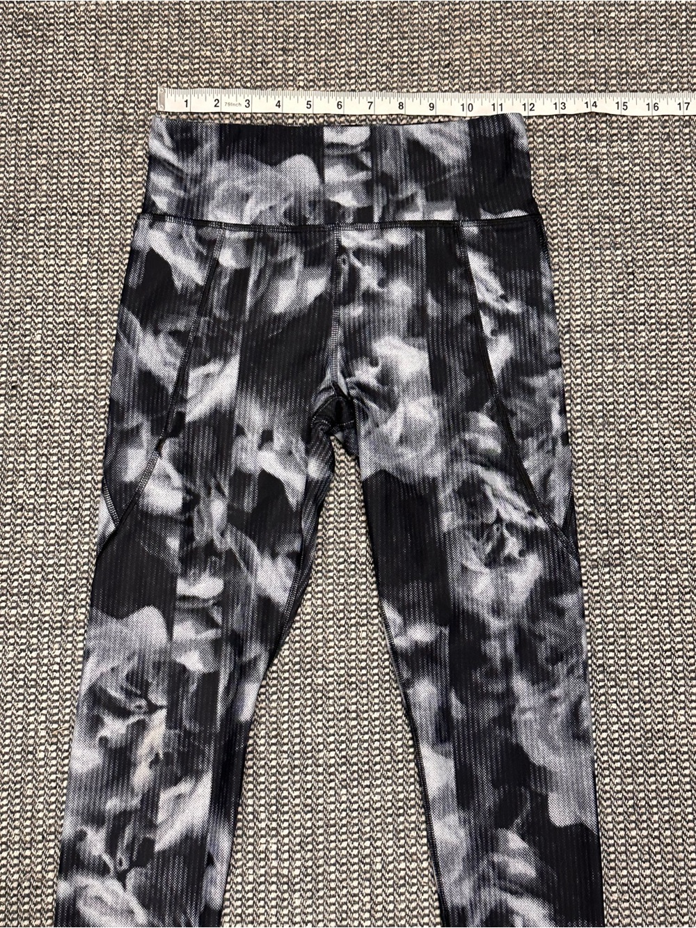 Old Navy Black & White Floral Ribbed High Rise Leggings - Picture 2 of 5